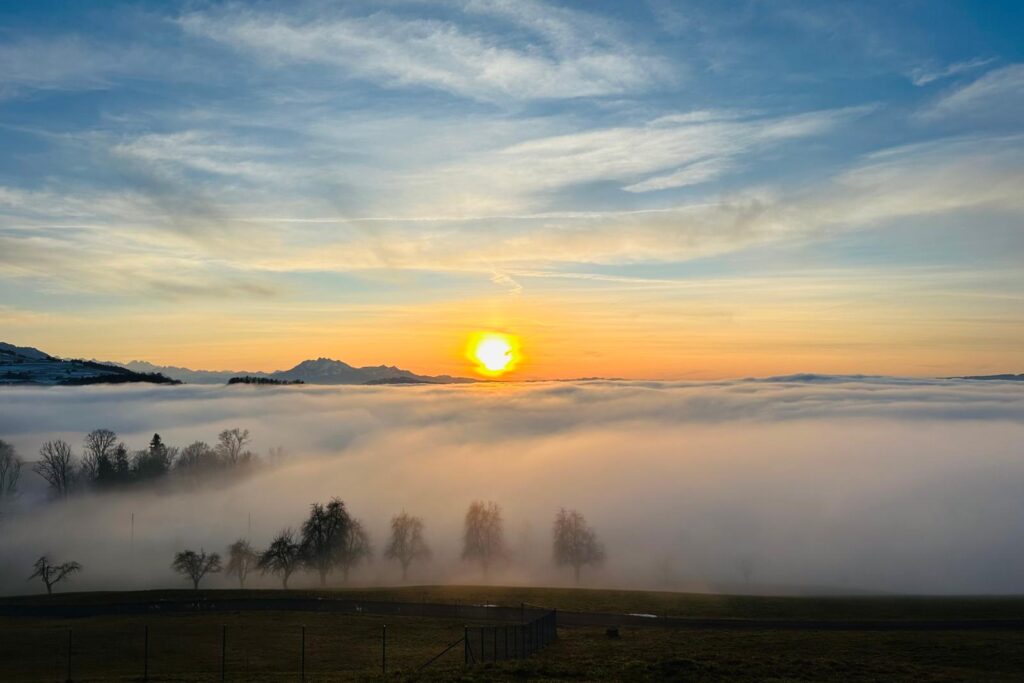Sonnenuntergang im Kanton Zug als Symbol für bewusstes Hinschauen und mehr Leichtigkeit im Leben.