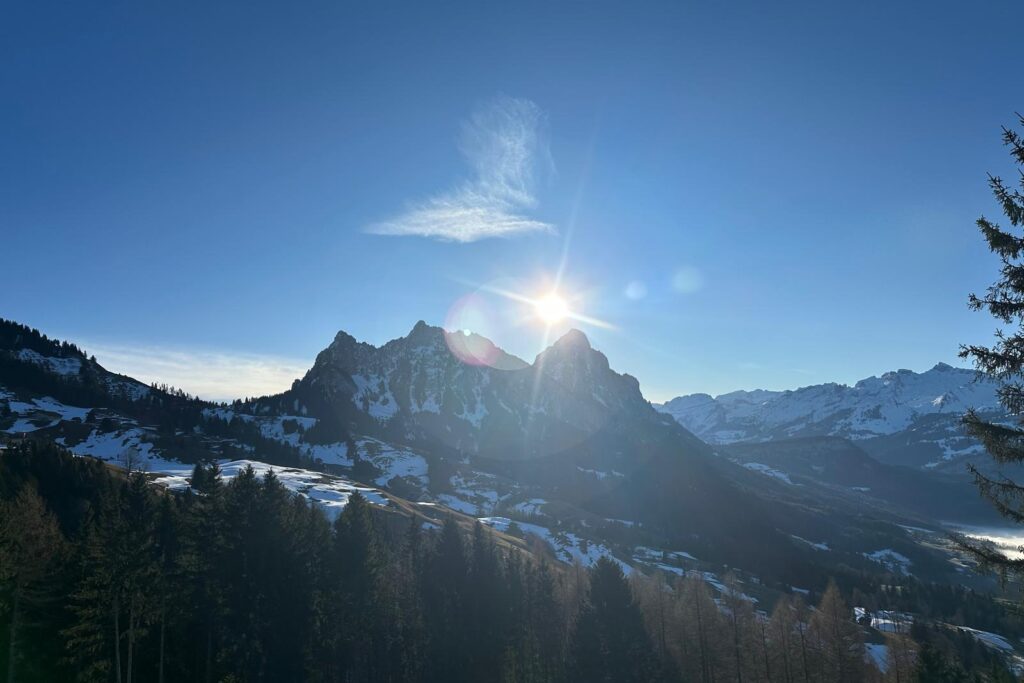 Blick auf die markanten Mythen unter klarem blauem Himmel – ein ruhiges, kraftvolles Bergbild.